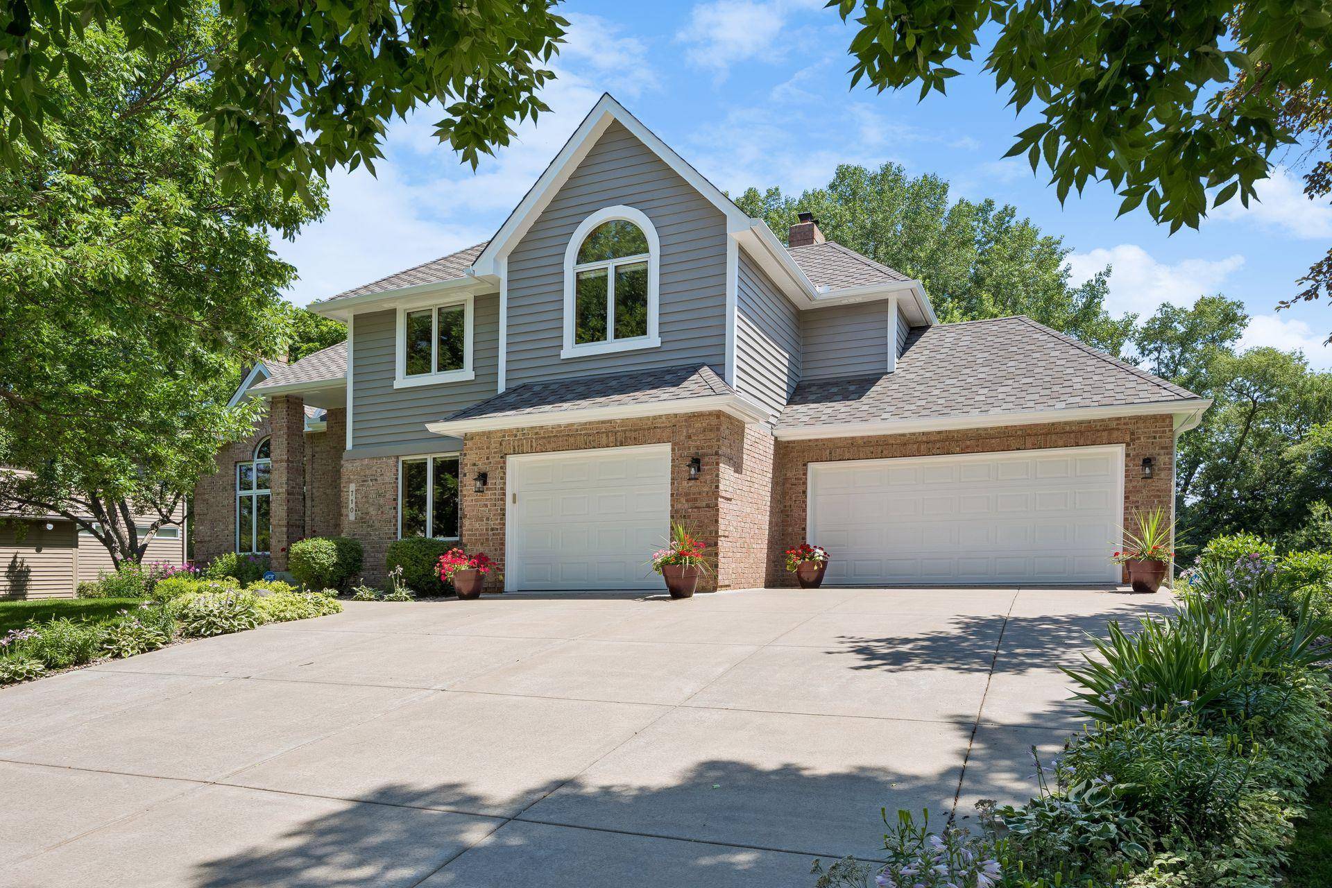 710 Olive LN N, Plymouth, MN 55447