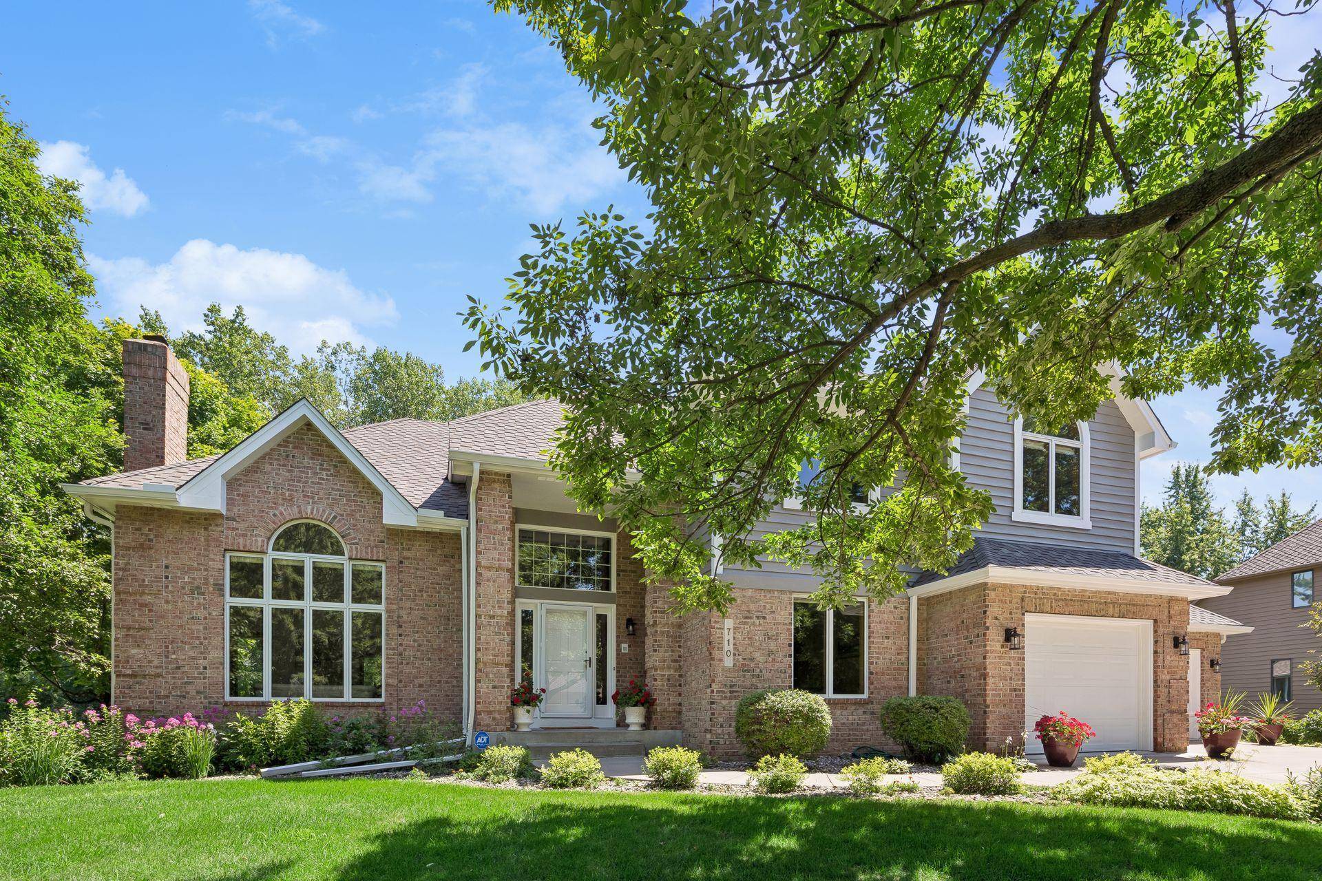 710 Olive LN N, Plymouth, MN 55447