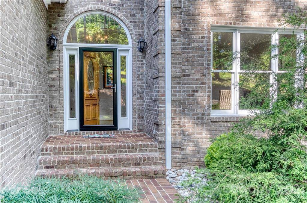 312 Lake Point LN, Belews Creek, NC 27009