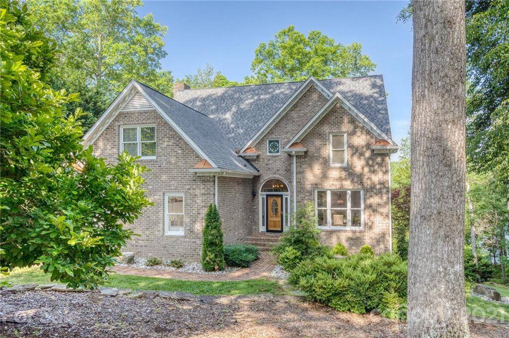 312 Lake Point LN, Belews Creek, NC 27009
