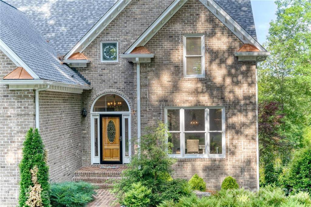 312 Lake Point LN, Belews Creek, NC 27009