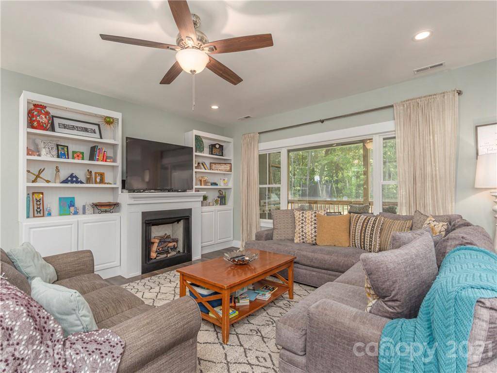 28 Calabrese LN, Candler, NC 28715