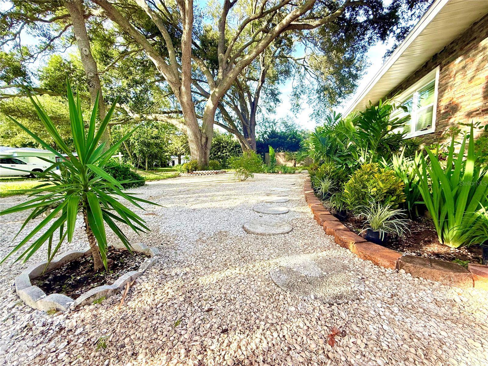 1557 ROBINSON DR N, St Petersburg, FL 33710
