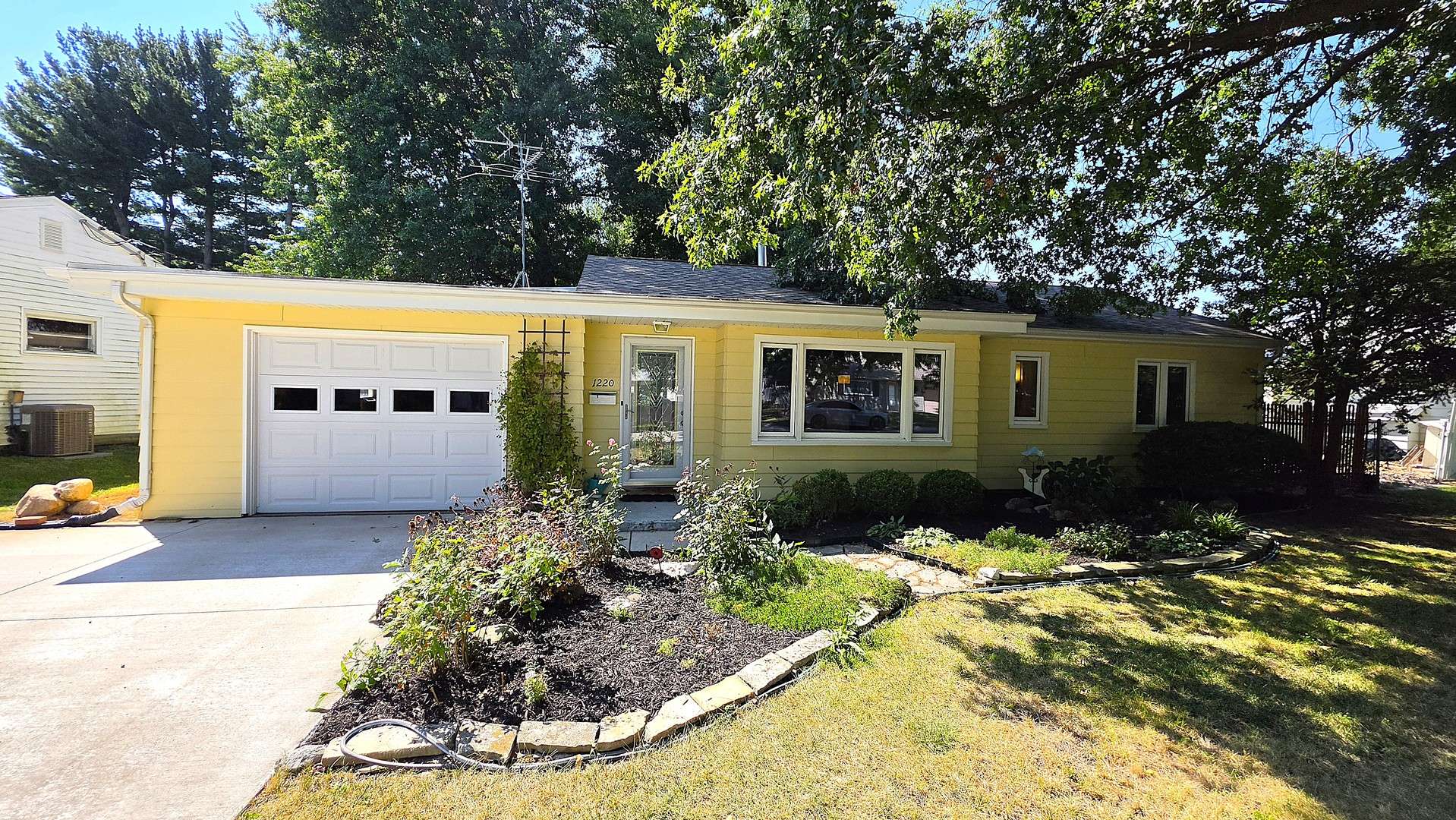 1220 16th ST, Bettendorf, IA 52722