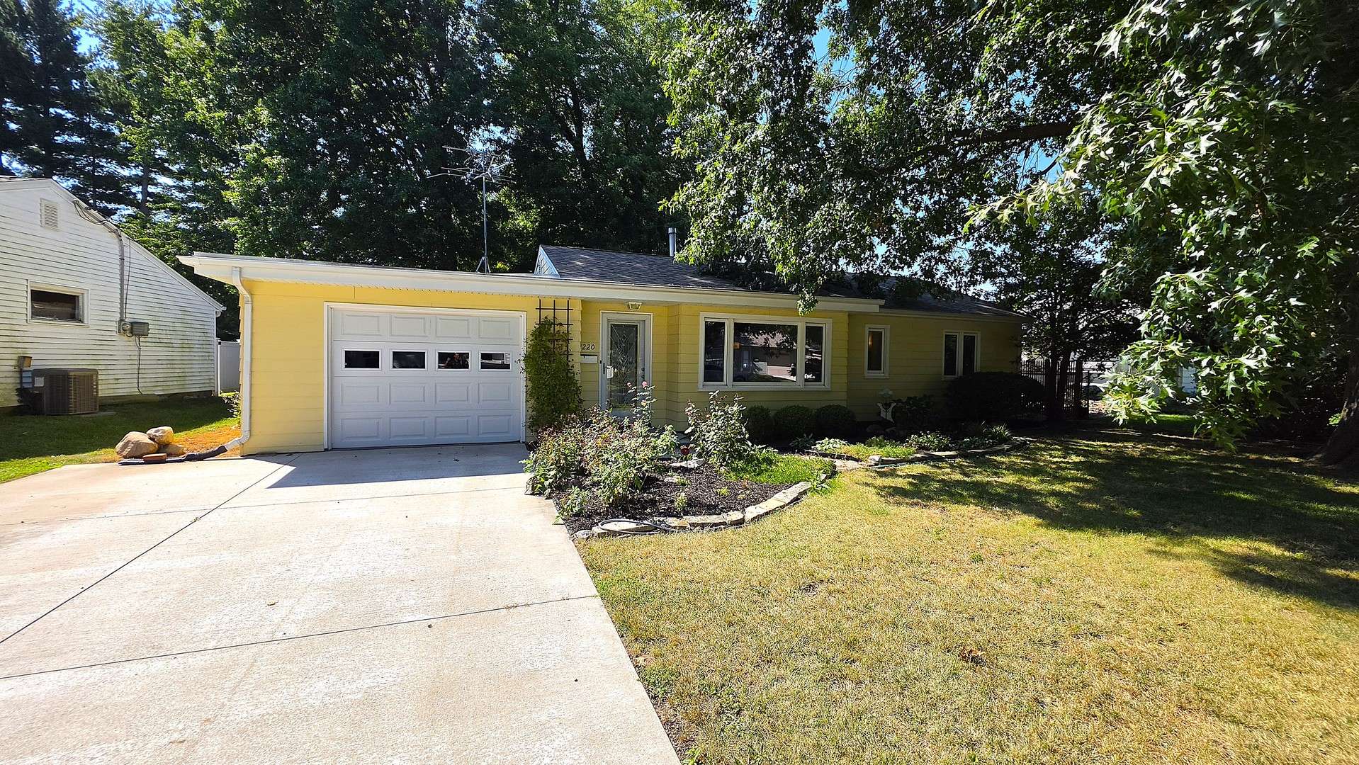 1220 16th ST, Bettendorf, IA 52722