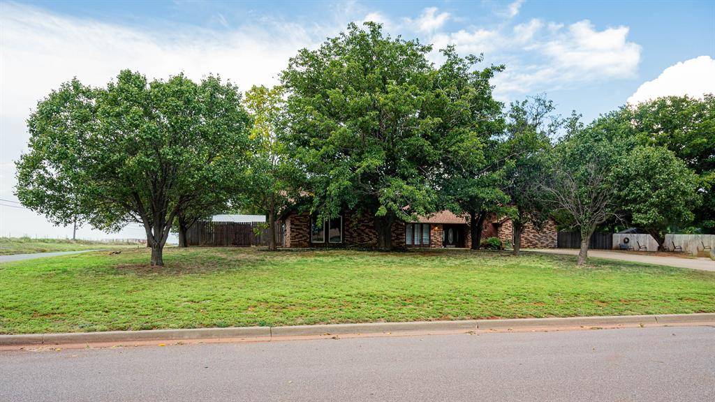321 Grissom DR, Elk City, OK 73644
