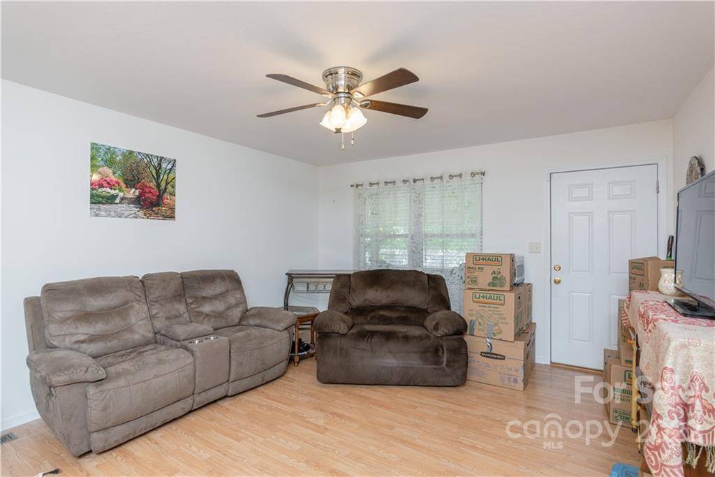 6 Kendrick CT, Flat Rock, NC 28731