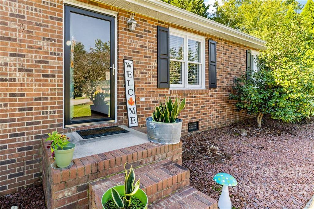 1563 Carriage CT, Conover, NC 28613