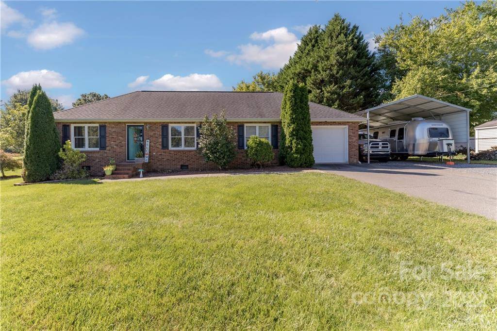 1563 Carriage CT, Conover, NC 28613