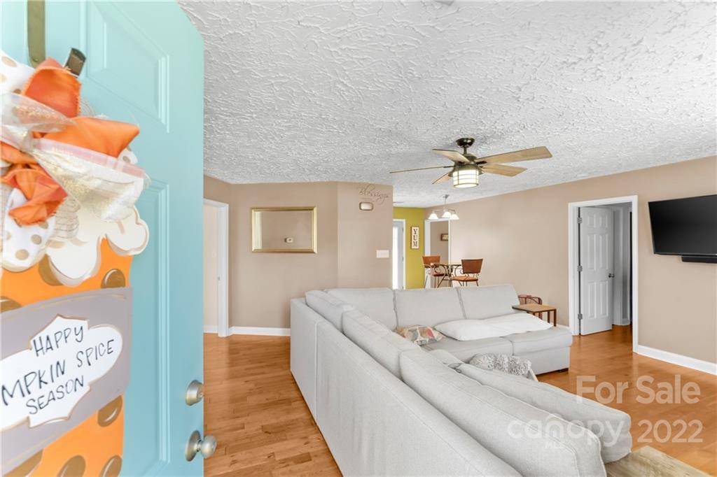 1563 Carriage CT, Conover, NC 28613