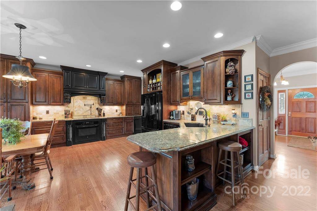 5325 Oakview DR, Belews Creek, NC 27009