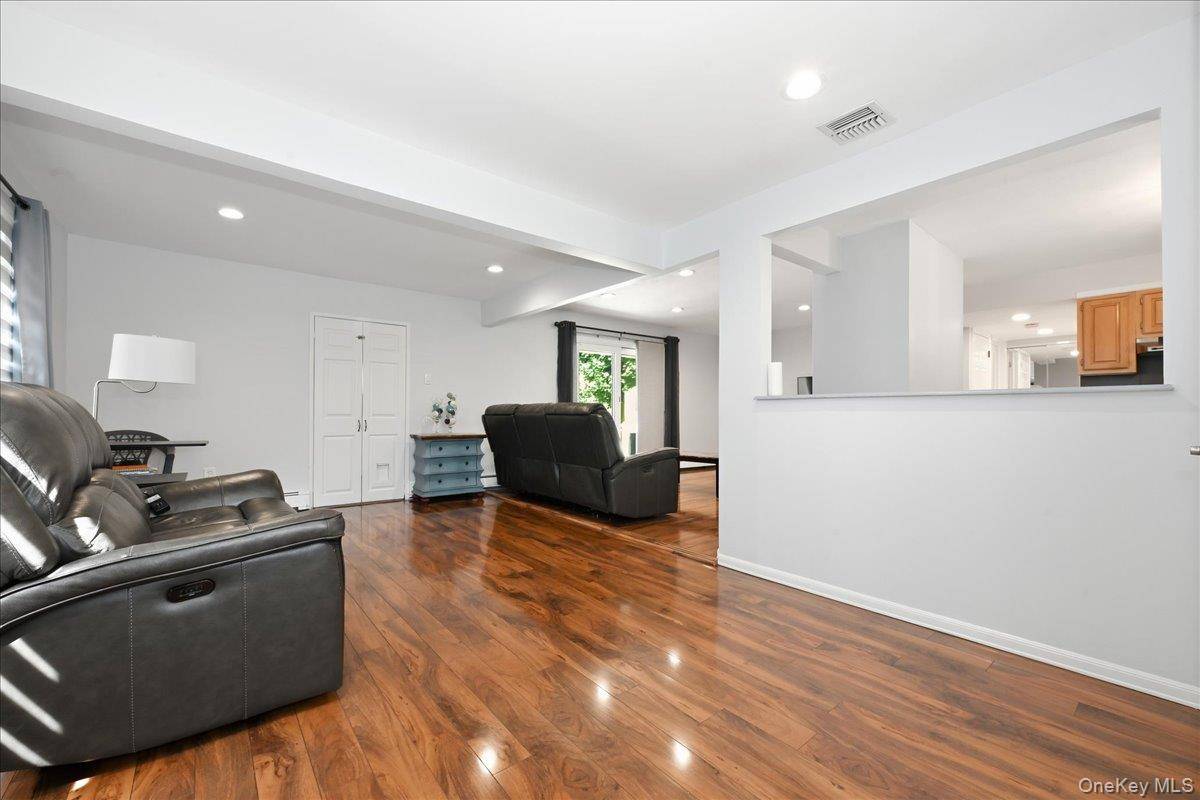 136 Tardy LN, Wantagh, NY 11793