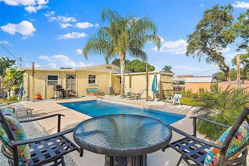 10426 VALENCIA RD, Seminole, FL 33772