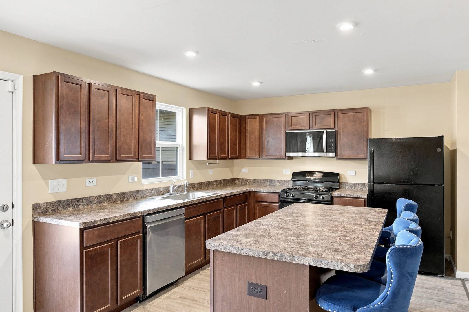 300 Carriage LN, Joliet, IL 60433