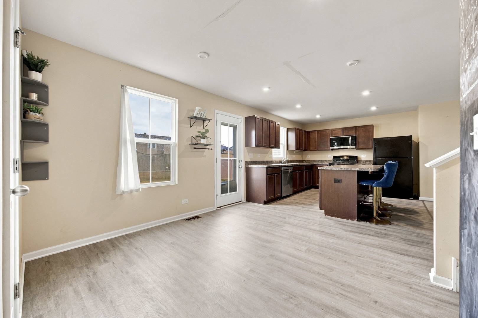 300 Carriage LN, Joliet, IL 60433