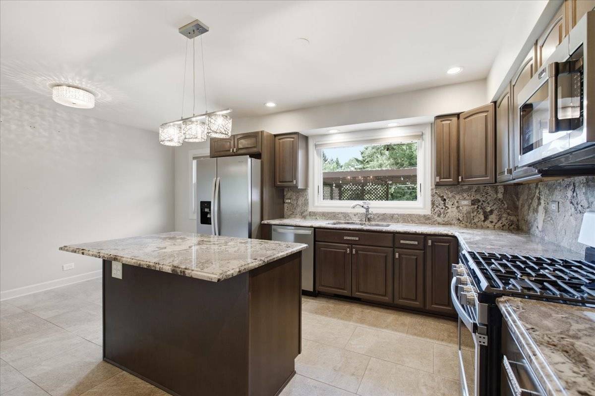 6 Meadowood DR, Oak Brook, IL 60523