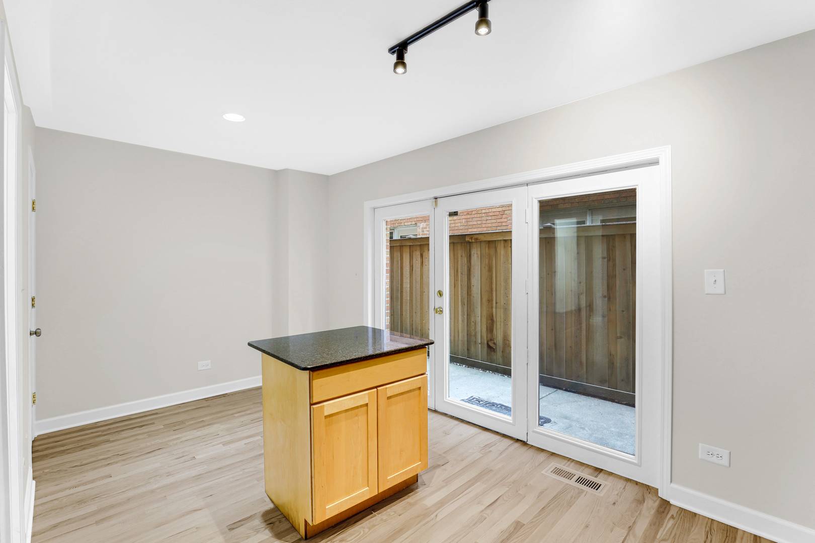 601 South BLVD #E, Oak Park, IL 60302