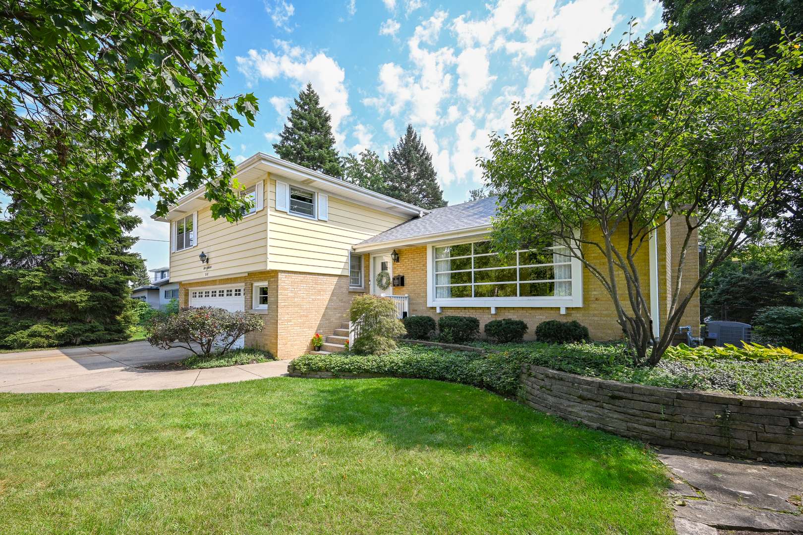 218 W Elm ST, Wheaton, IL 60189