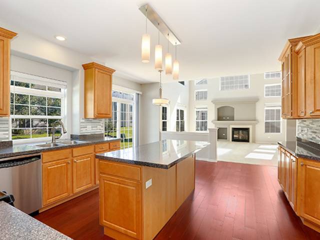 1612 Woodland LN, Bolingbrook, IL 60490