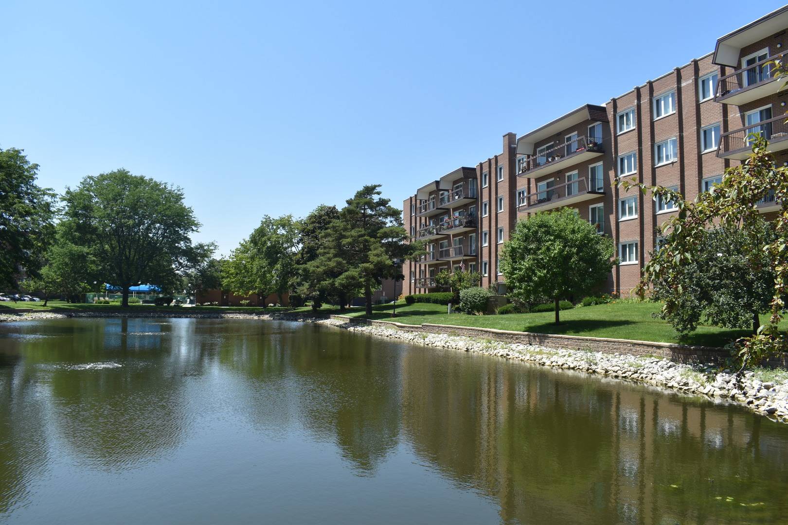 8001 W Courte DR #310, Niles, IL 60714