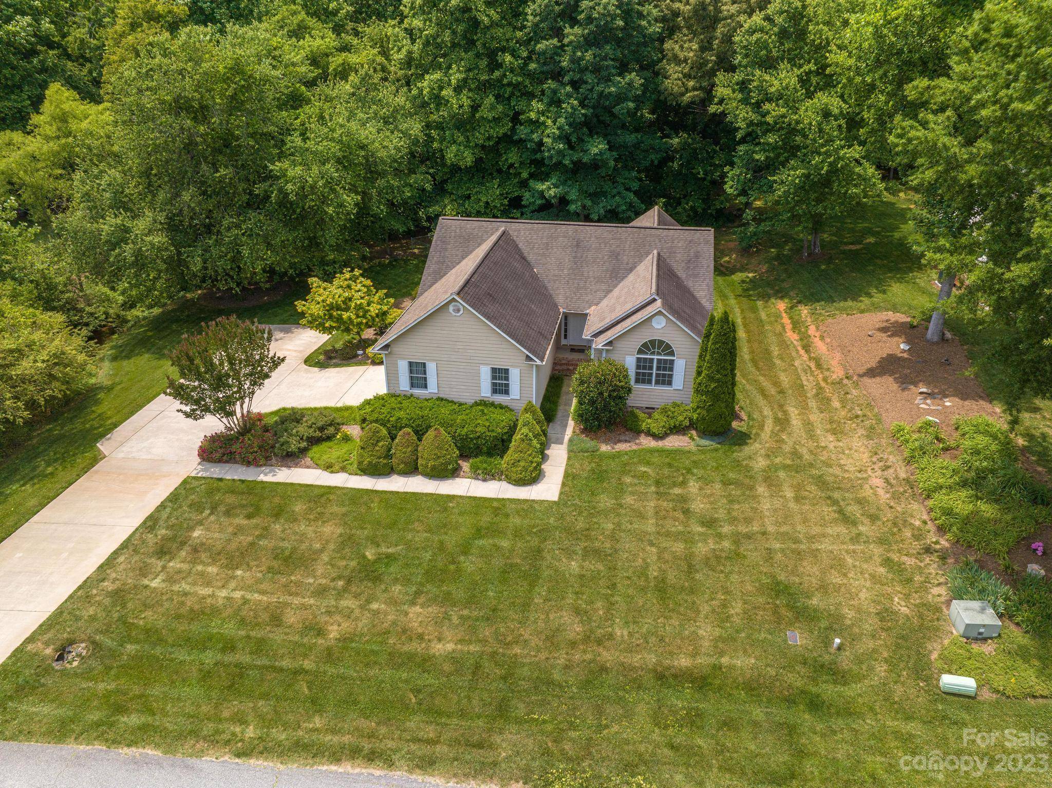 409 Mooreland DR NE, Conover, NC 28613