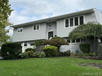 6 Oatley PL, Commack, NY 11725