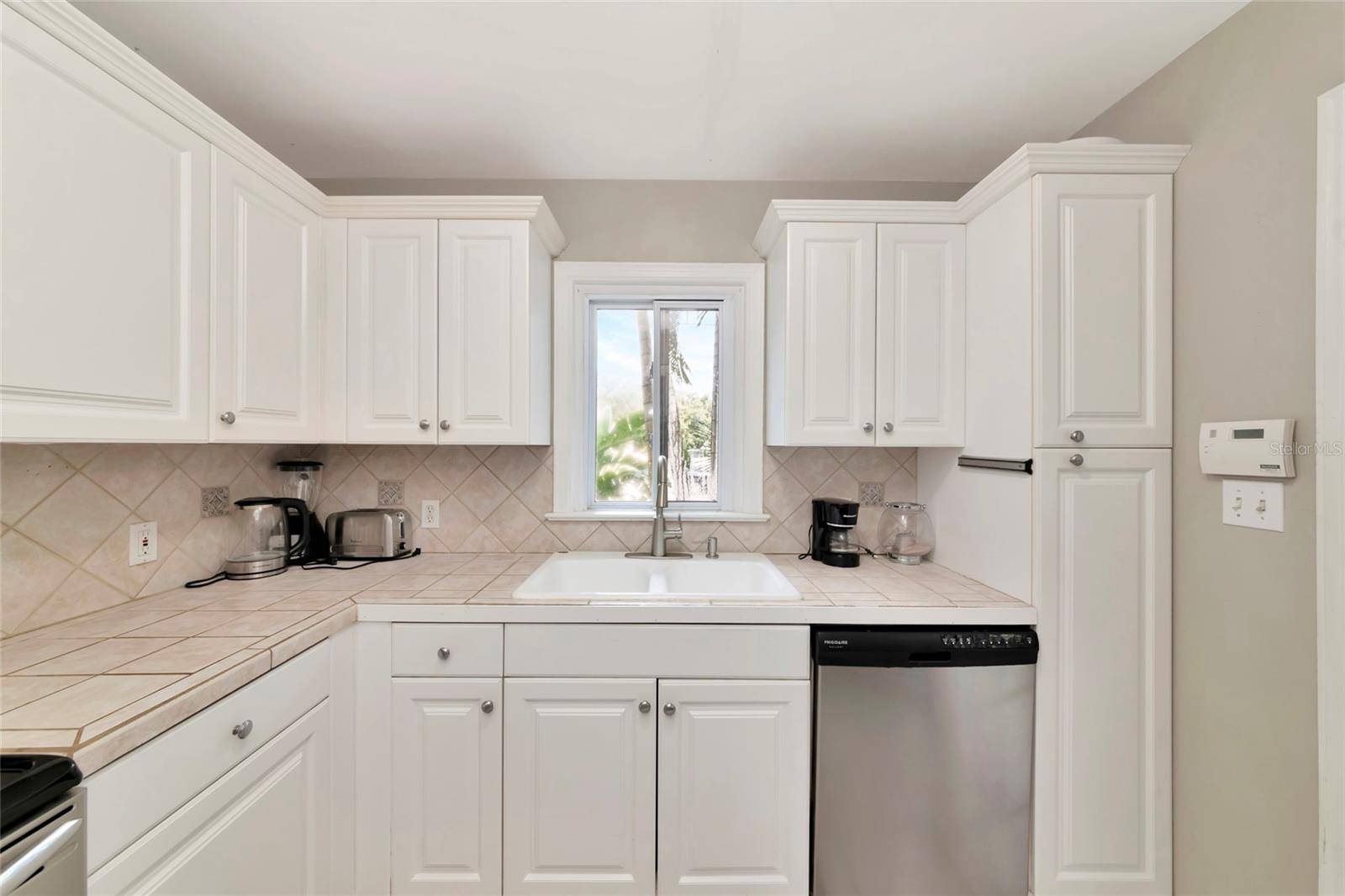 1712 SIESTA DR, Sarasota, FL 34239