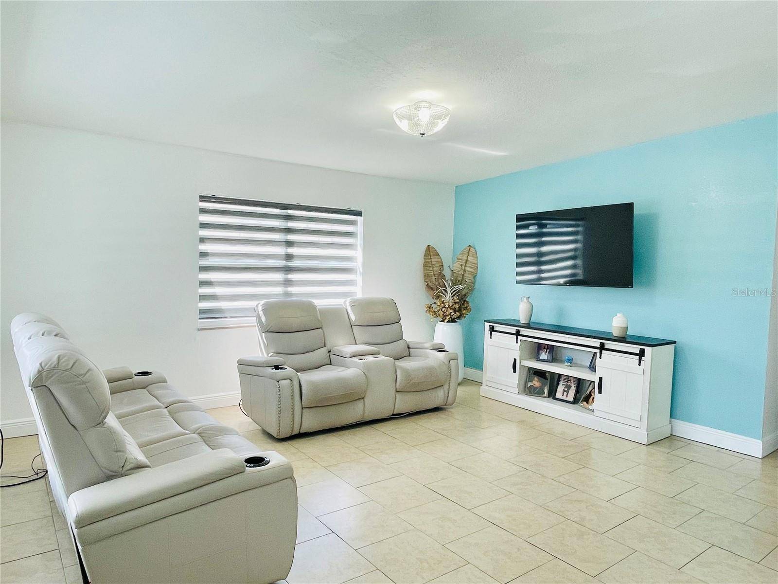 2307 W HAMILTON AVE, Tampa, FL 33604