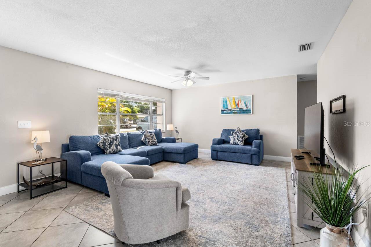 7036 13TH ST E, Sarasota, FL 34243
