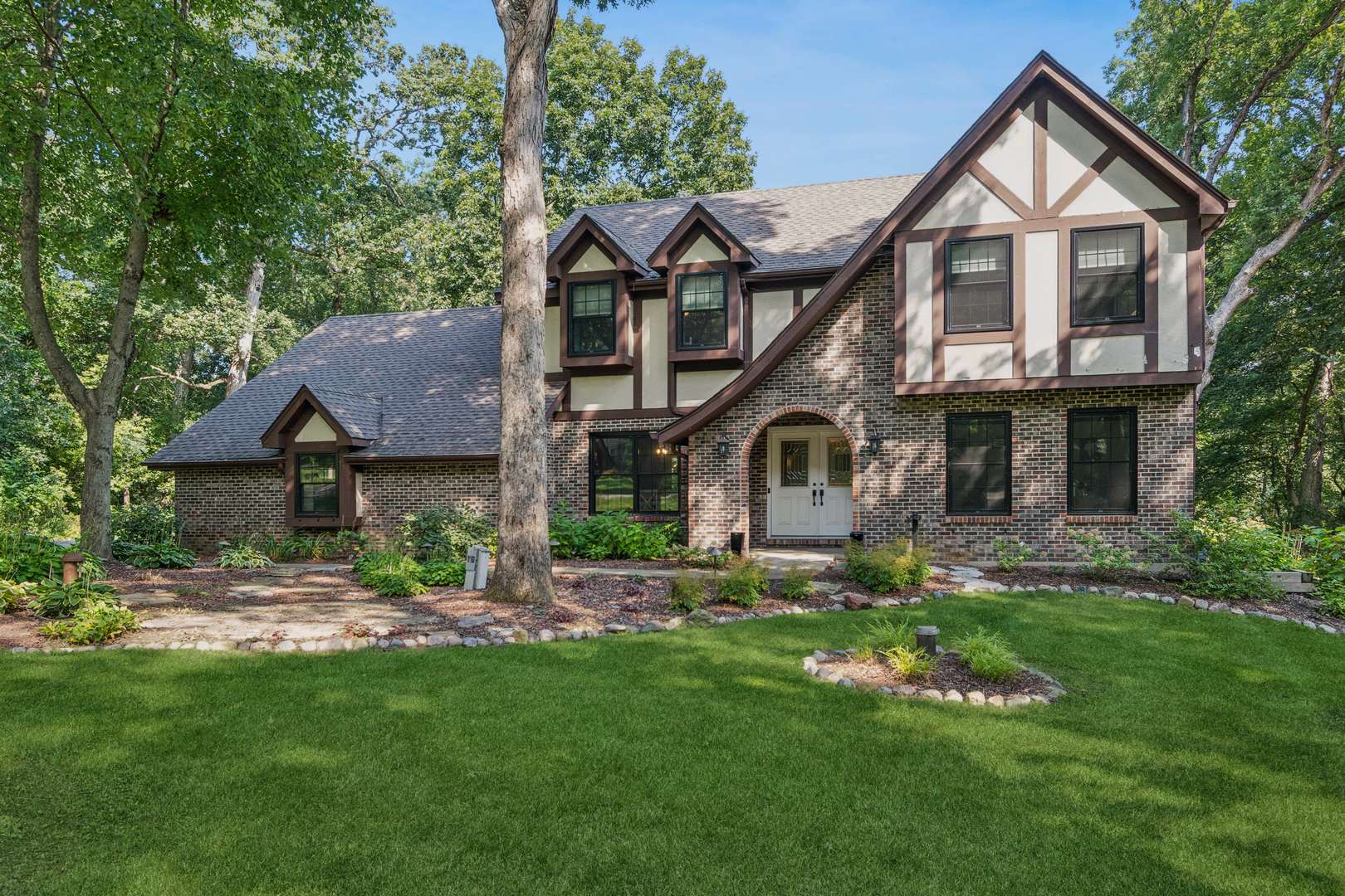 6N419 Ferson Woods DR, St. Charles, IL 60175
