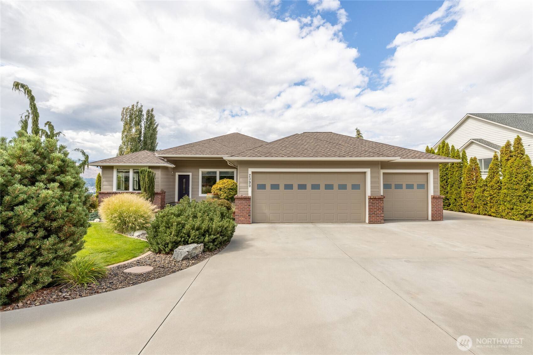 2390 Catalina DR, East Wenatchee, WA 98802