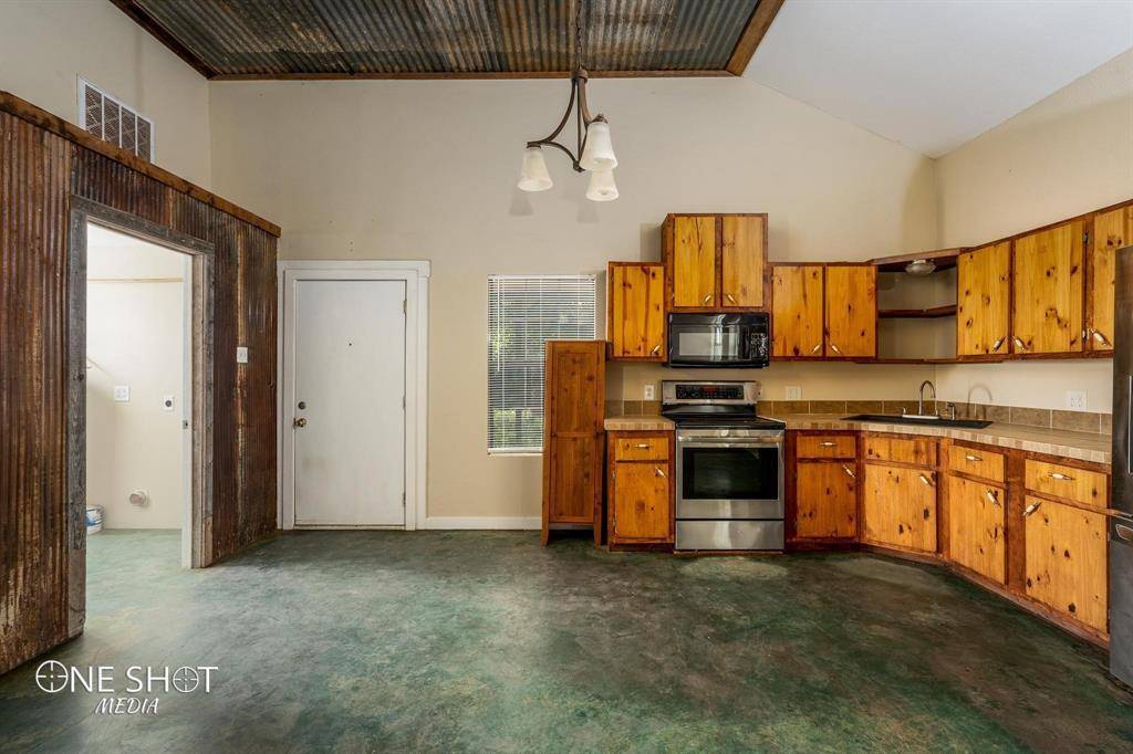 542 Mccartney Lane, Tye, TX 79563