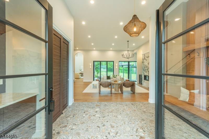 98 Haddenfield Rd, Clifton City, NJ 07013