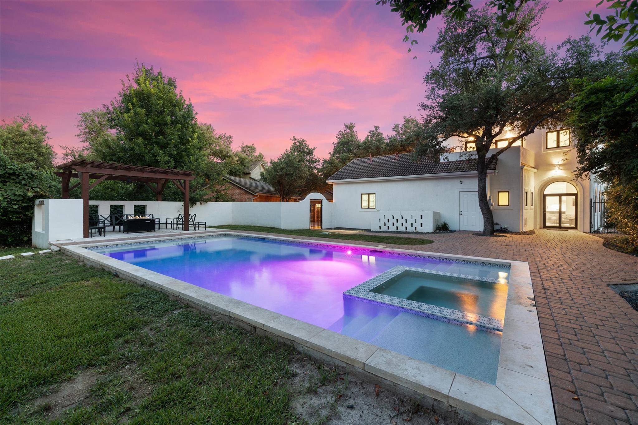 8 Glen Rock DR, The Hills, TX 78738