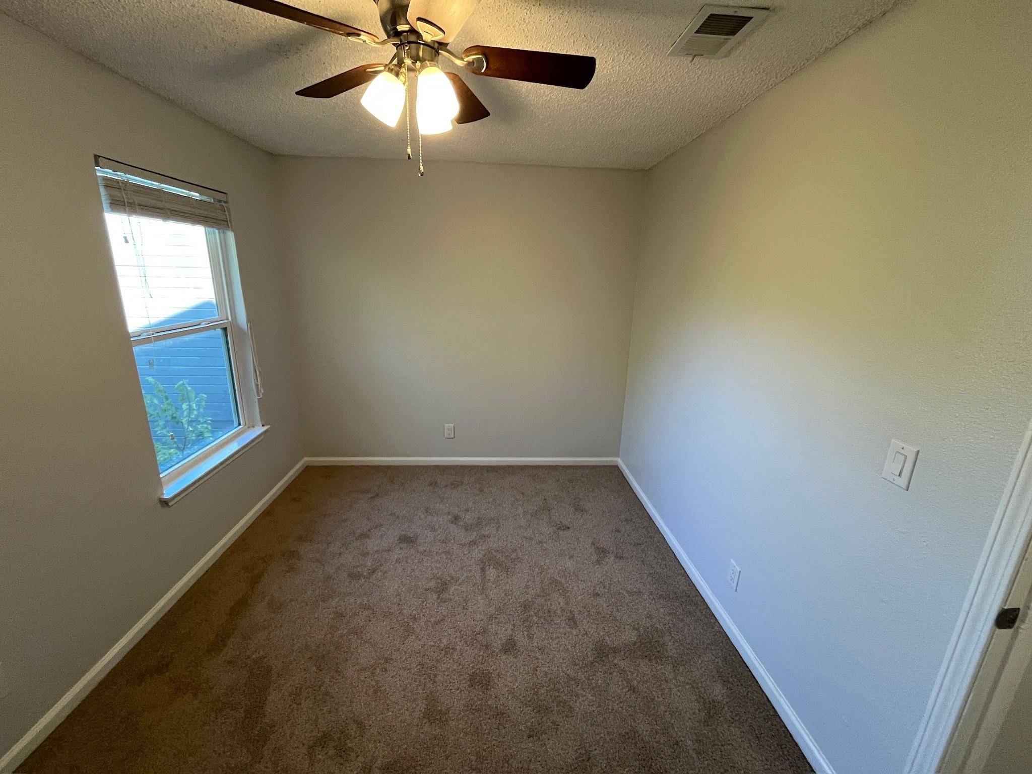 122 Hillside DR, Elgin, TX 78621