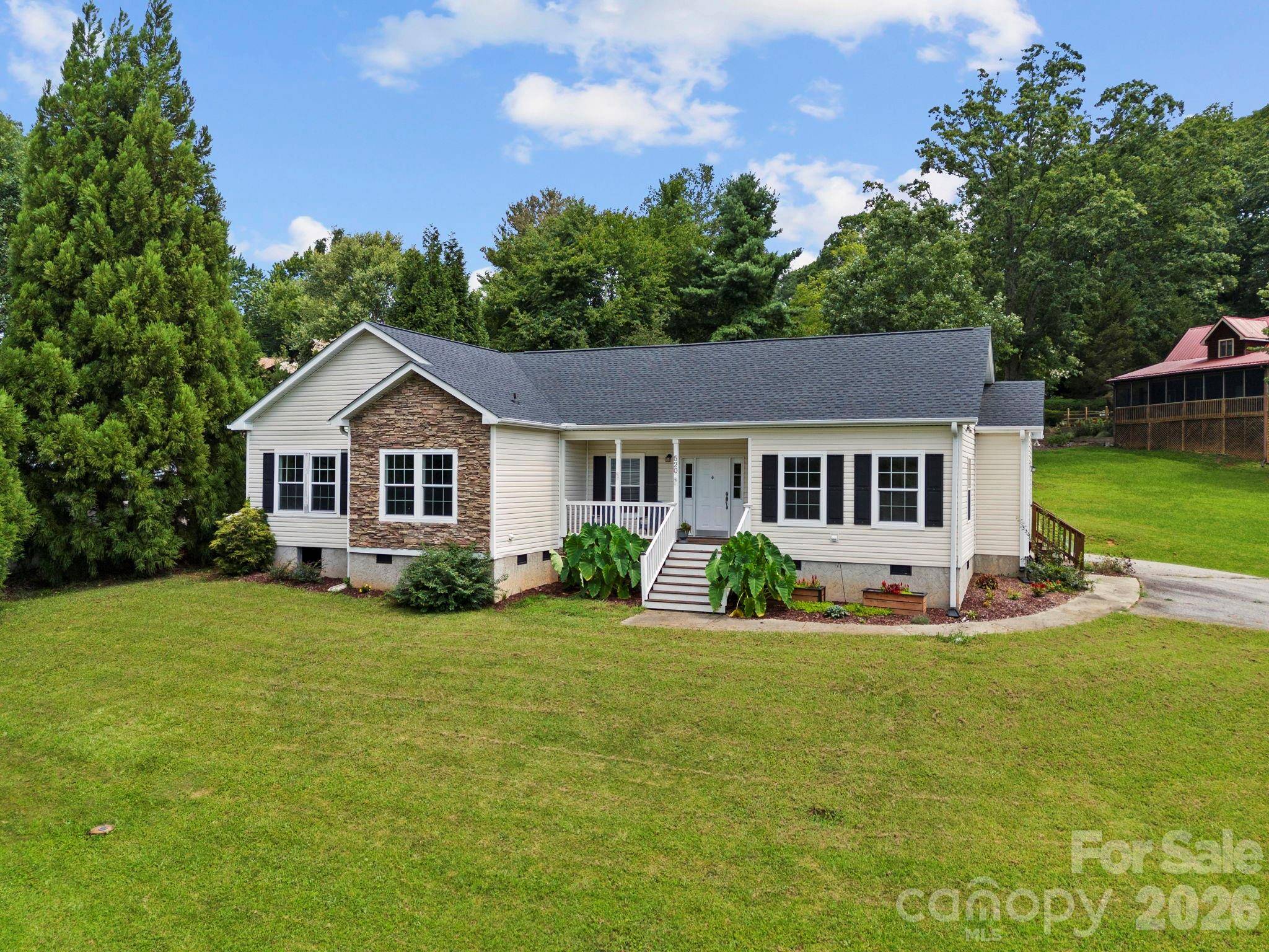 97 Meadowview DR, Saluda, NC 28773