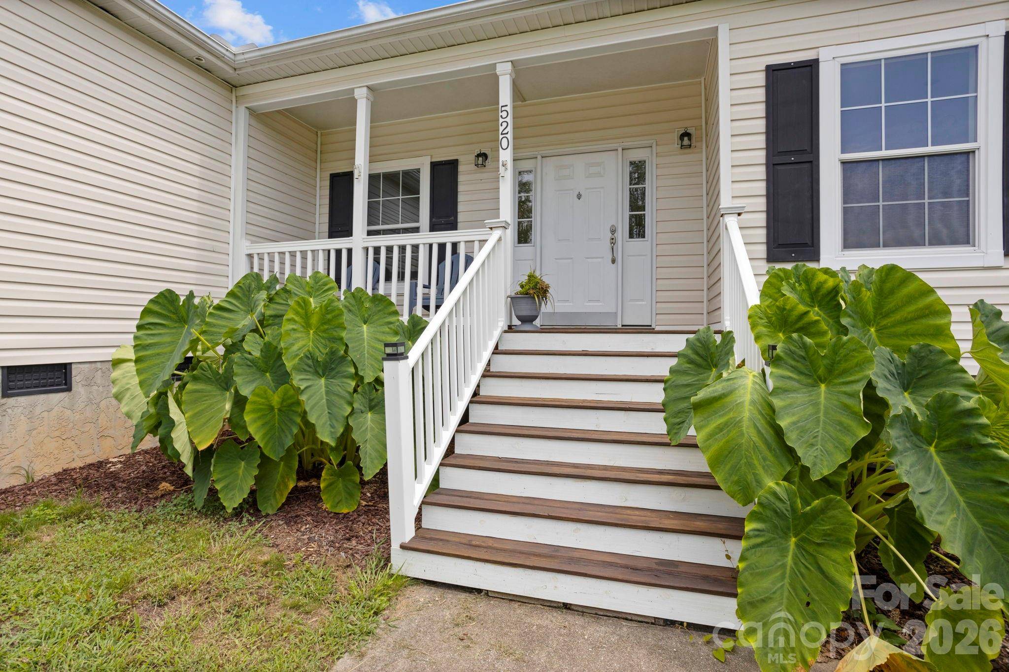 97 Meadowview DR, Saluda, NC 28773