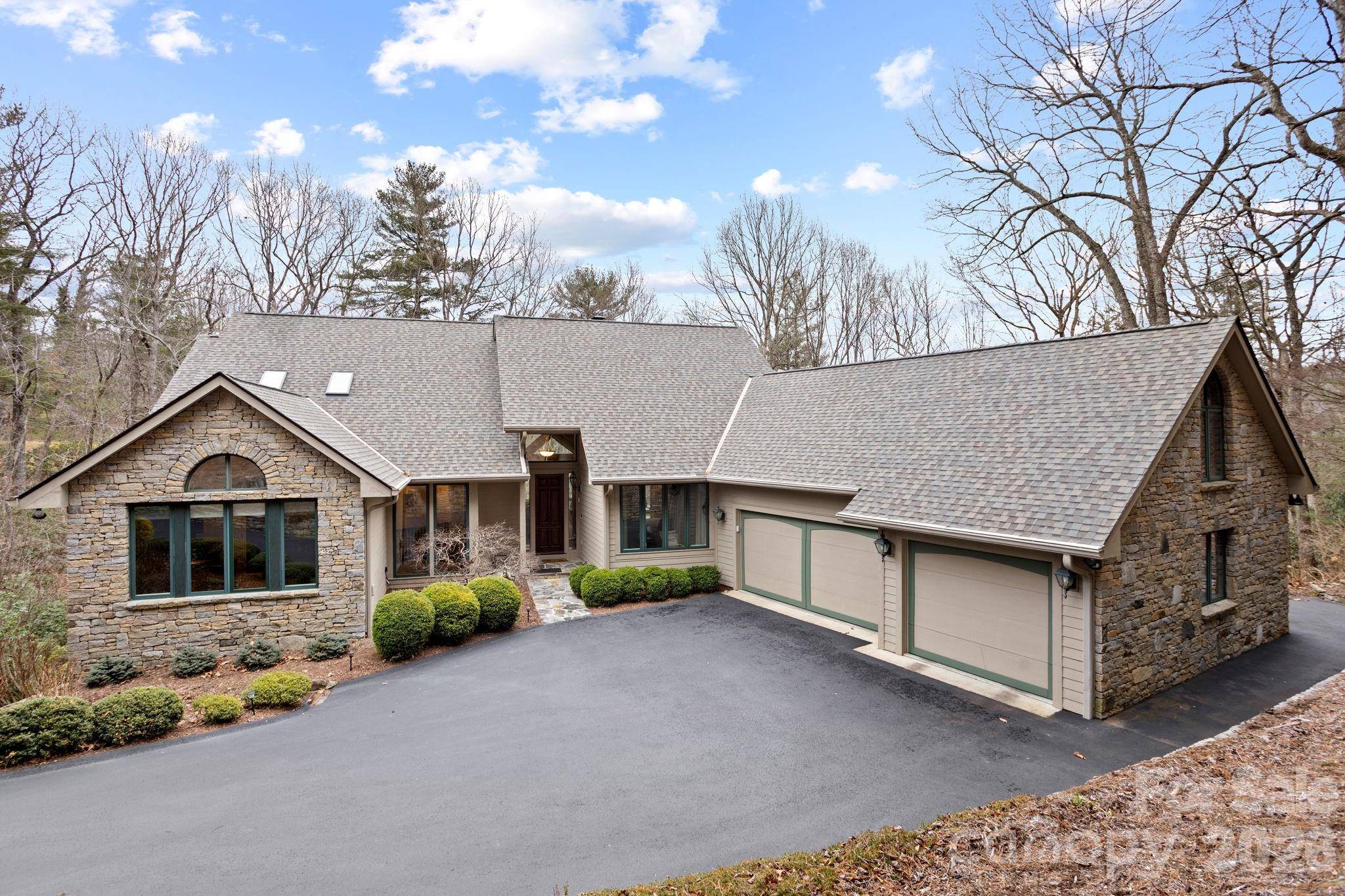 175 Overlook DR, Flat Rock, NC 28731