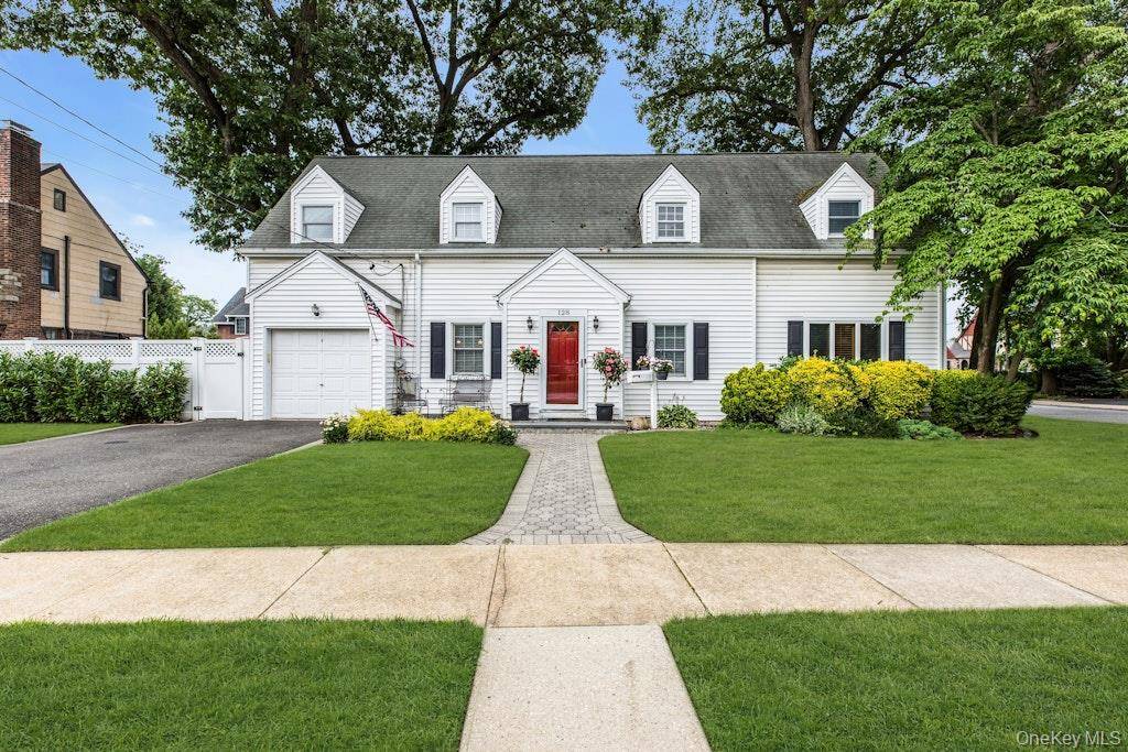 128 Stuart ST, Lynbrook, NY 11563