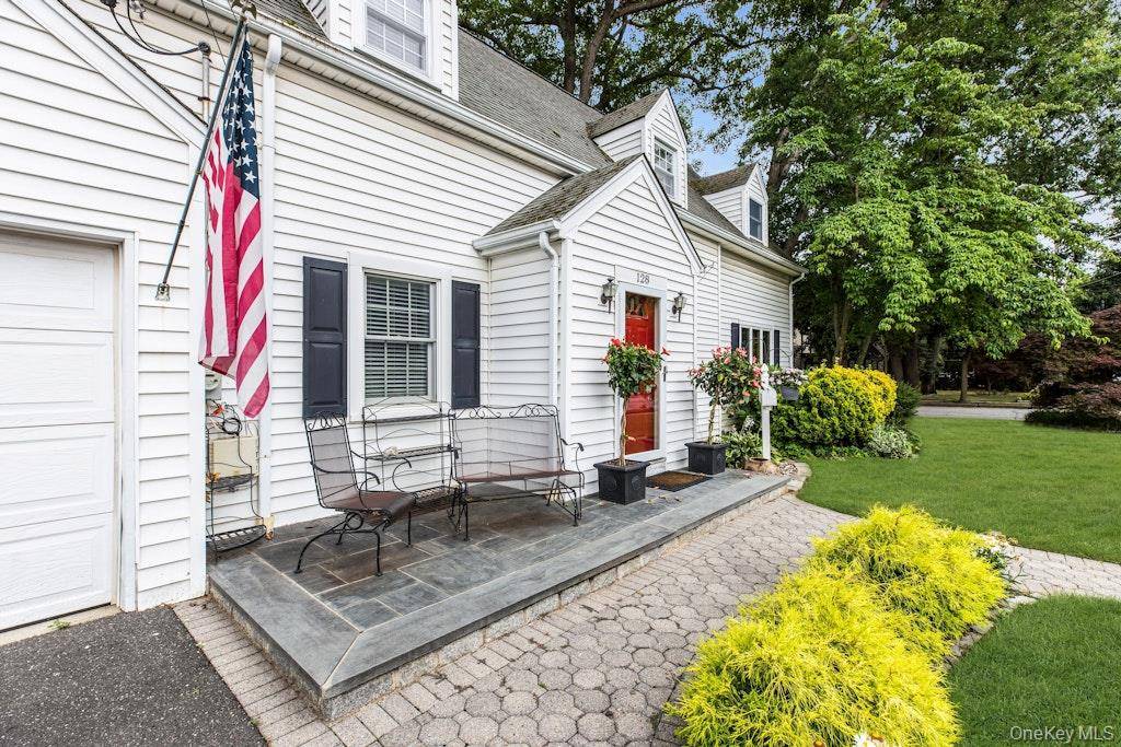 128 Stuart ST, Lynbrook, NY 11563