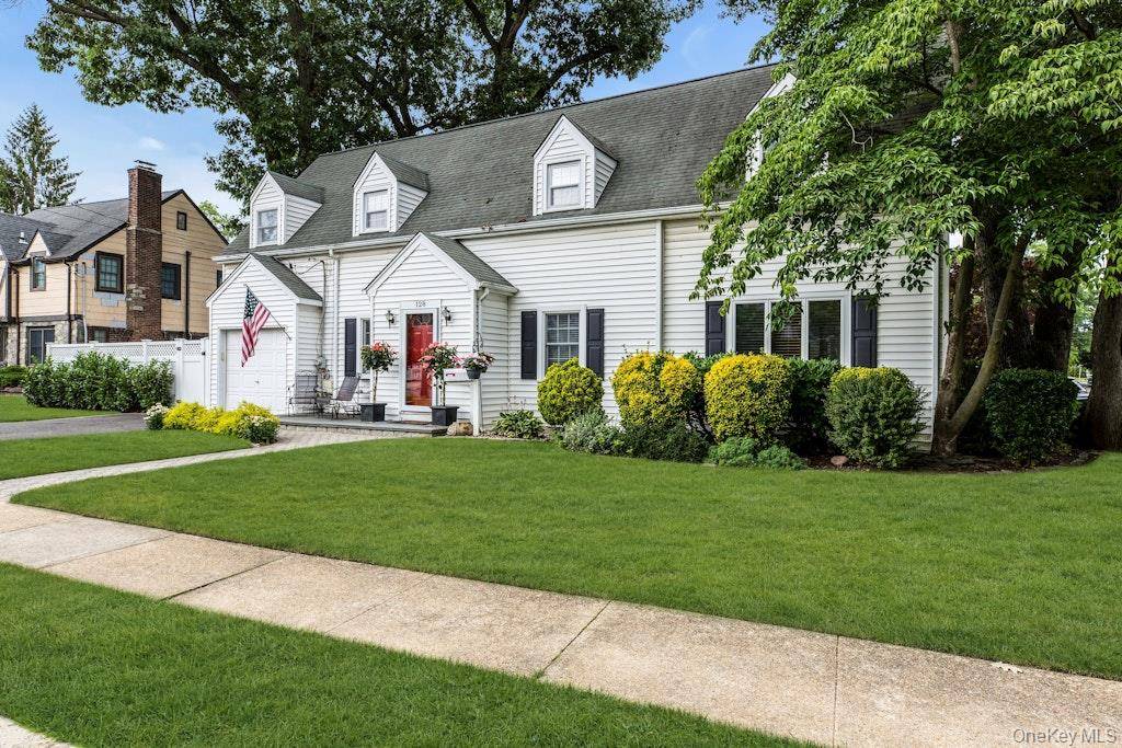 128 Stuart ST, Lynbrook, NY 11563