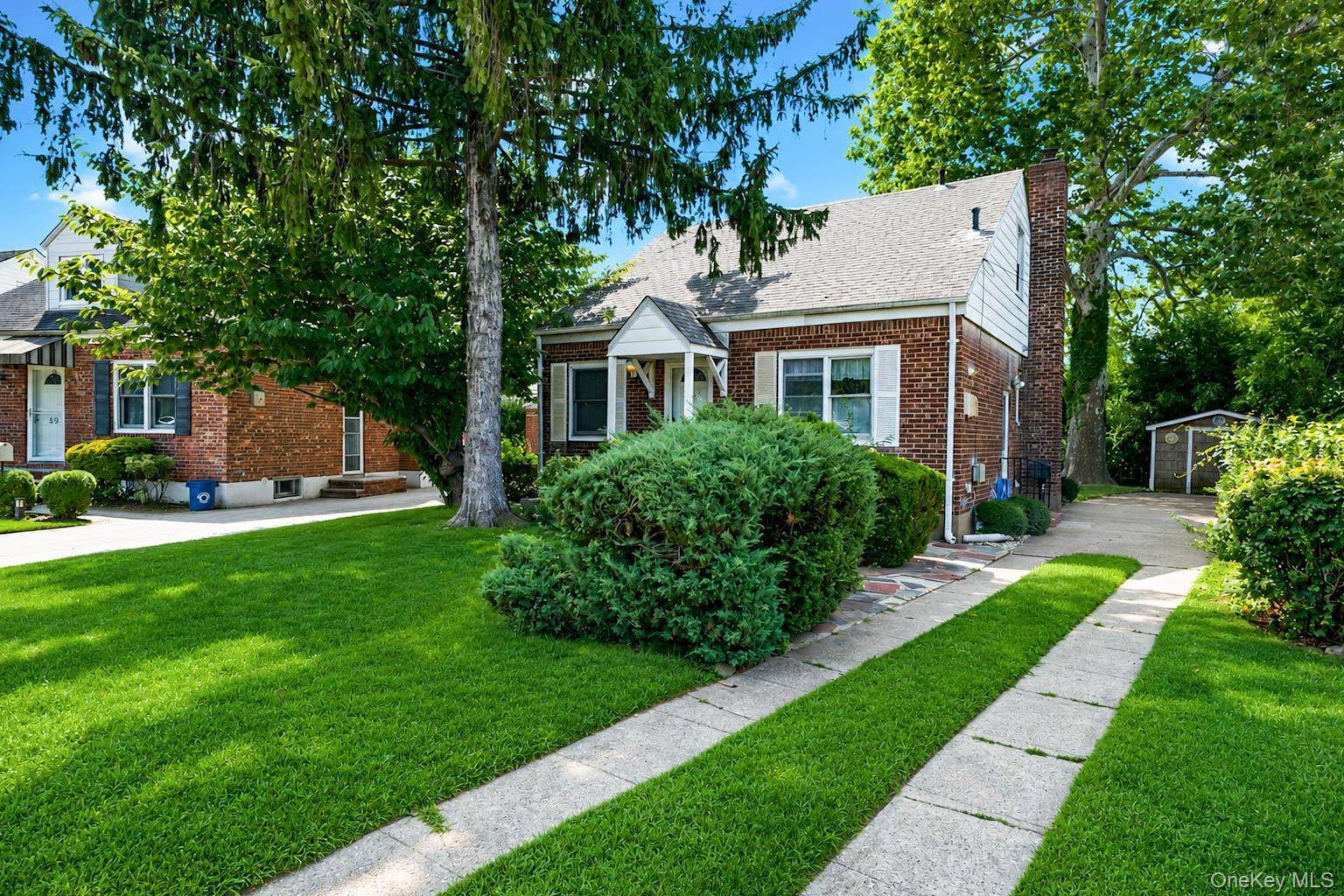 45 Park CIR, New Hyde Park, NY 11040