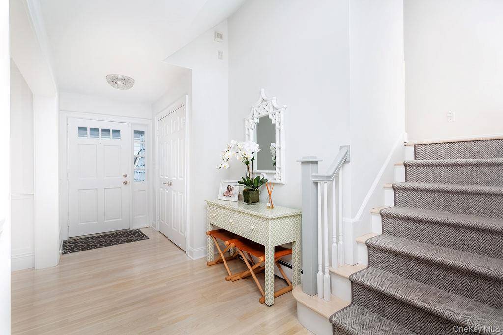 18 Shady Brook LN, Old Greenwich, CT 06870