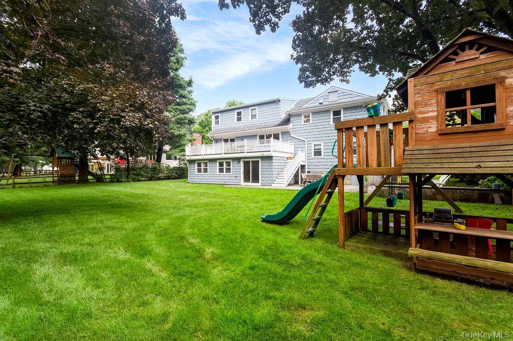 18 Shady Brook LN, Old Greenwich, CT 06870