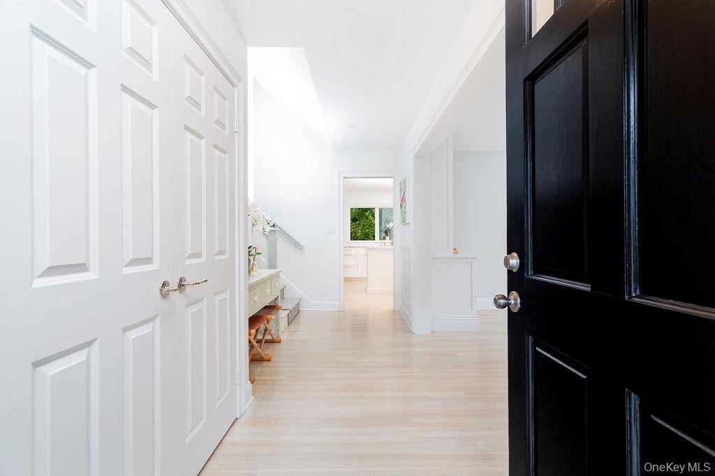 18 Shady Brook LN, Old Greenwich, CT 06870