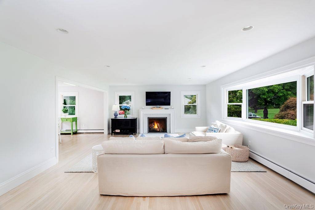 18 Shady Brook LN, Old Greenwich, CT 06870