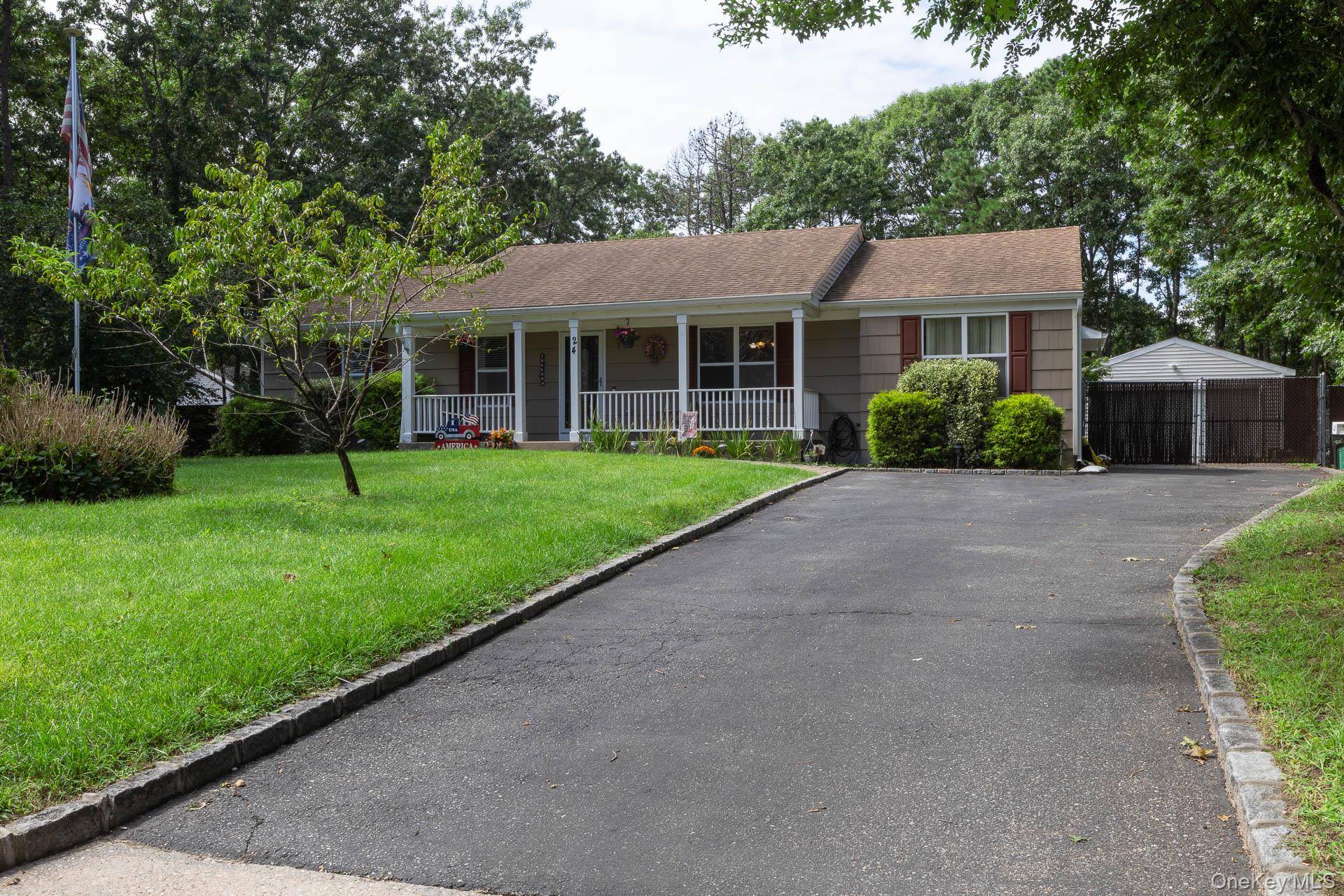 24 Evergreen DR, Manorville, NY 11949