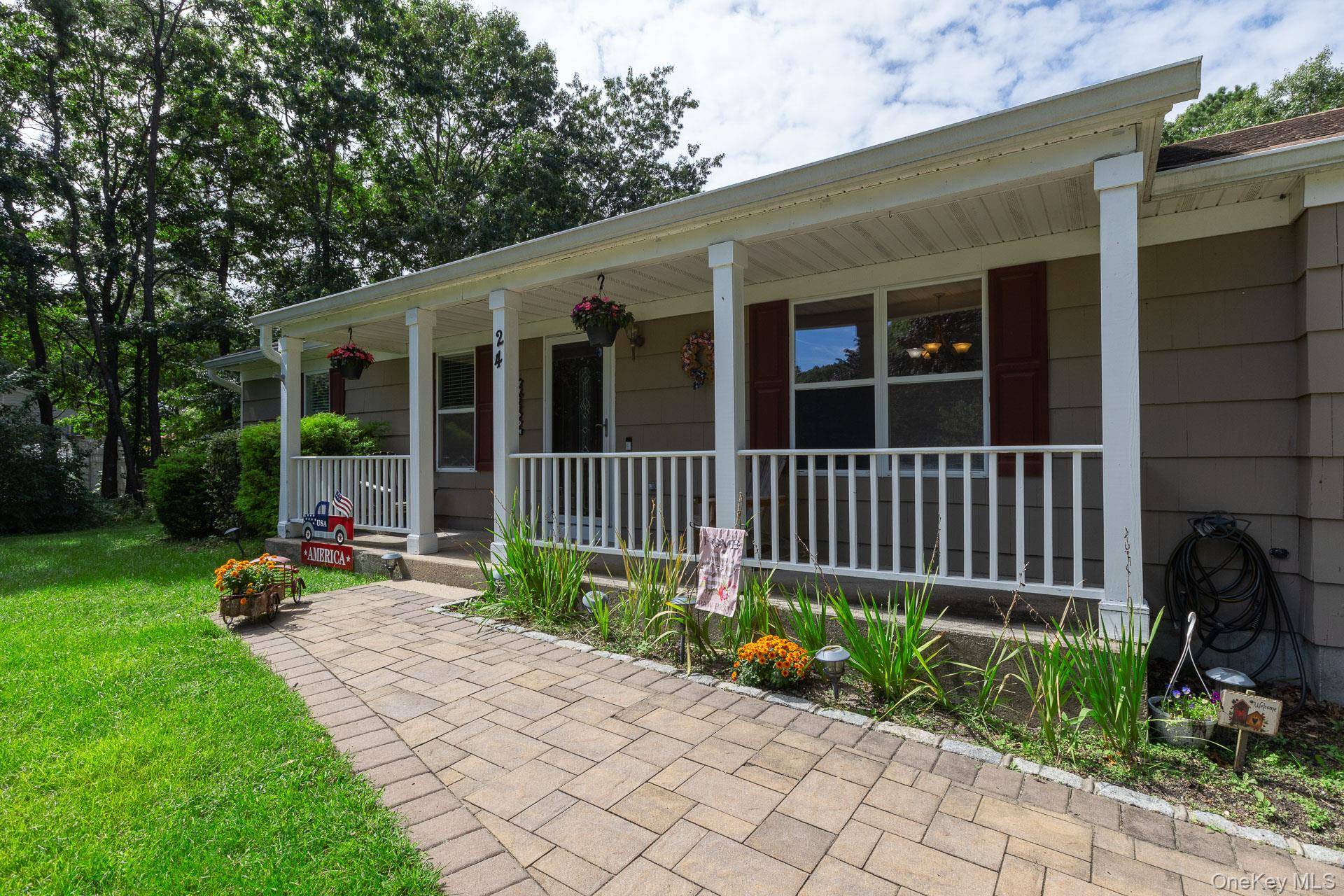 24 Evergreen DR, Manorville, NY 11949