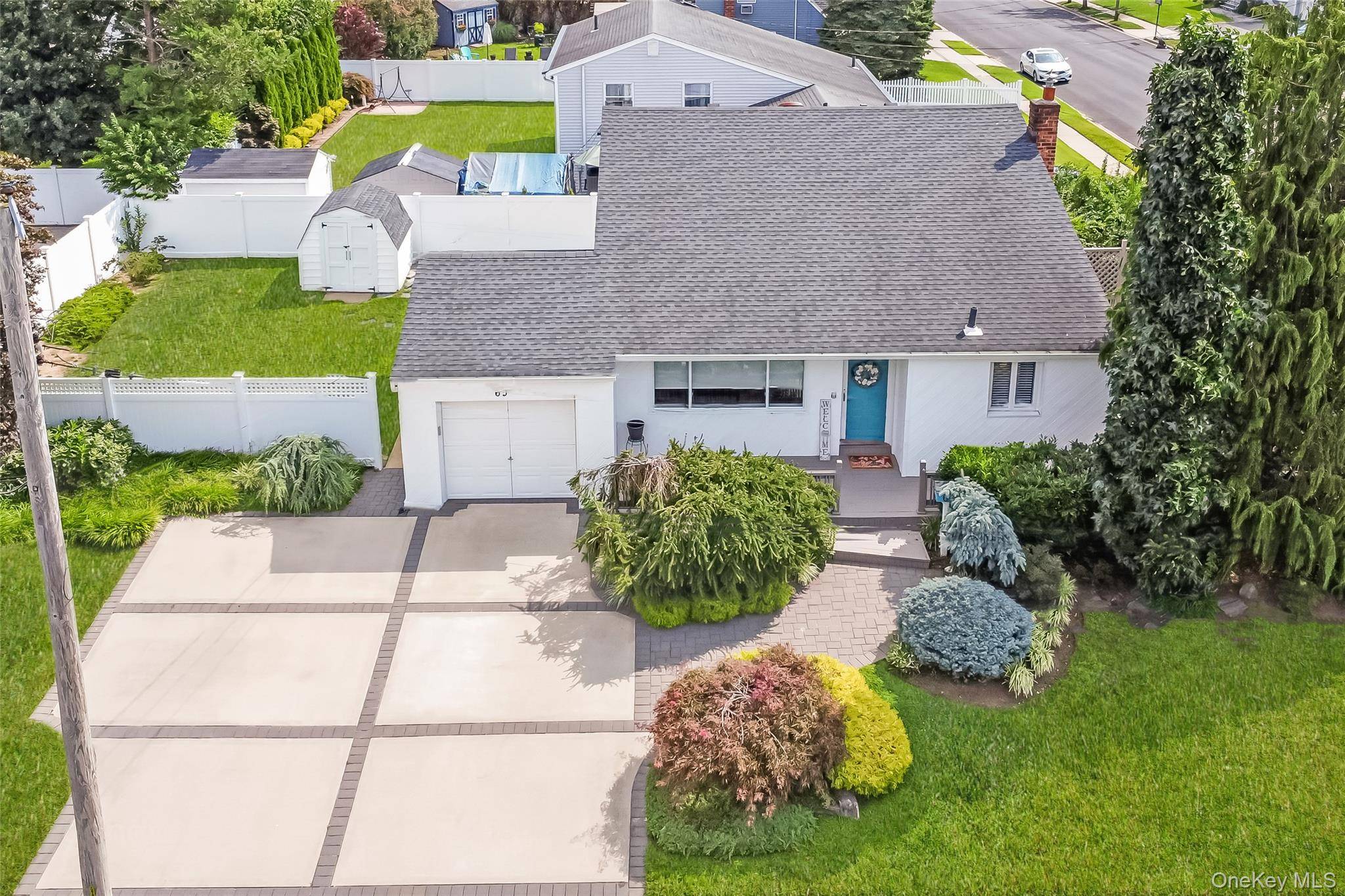 65 Graham ST, Farmingdale, NY 11735