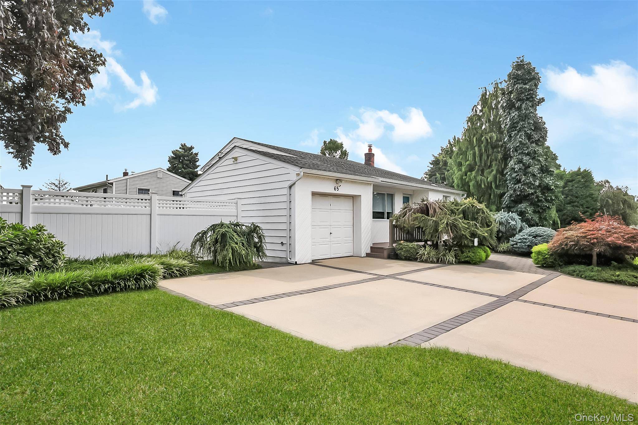 65 Graham ST, Farmingdale, NY 11735